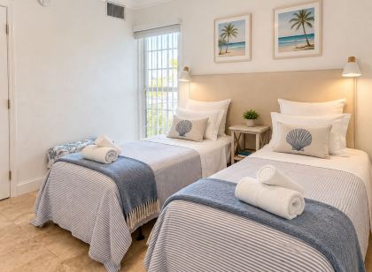 Key Biscayne Gem — Steps to Beach, Pool Views, King Bed, Parking