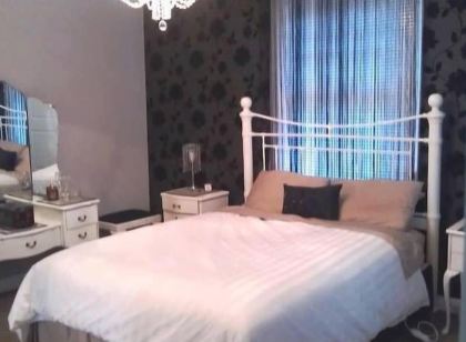 ABSOLUTE BEACH FRONTAGE - 30m away BEACH/SHOPS/PUBS/CAFES-Leave the car, walk