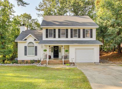 3 Mi to Marina: Quiet Getaway w/ Deck in Lexington
