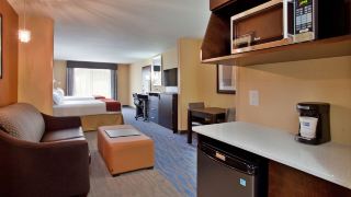 holiday-inn-express-and-suites-st-louis-airport