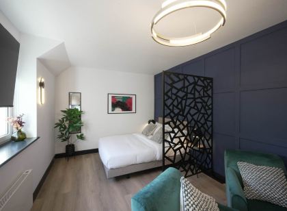 The Sixty 19 Stylish Studios and Apt.