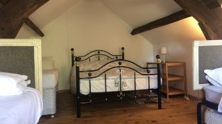 1-bedroom-tranquil-cottage-on-lake