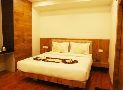 Hotel Girija Sunrise 300 Meter from Baba Dham Temple