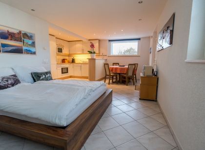 Studio mit Küche für 2 Personen 5-10 Min. zum See und 1 Min. zur Bushaltestelle