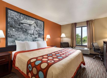 Super 8 by Wyndham Germantown/Milwaukee