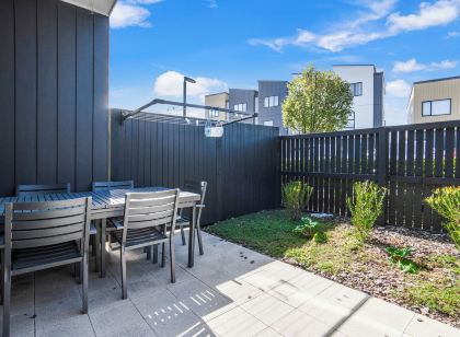 Brand New House by Botany - Parking