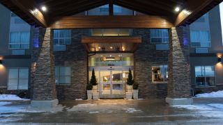 holiday-inn-express-golden-kicking-horse