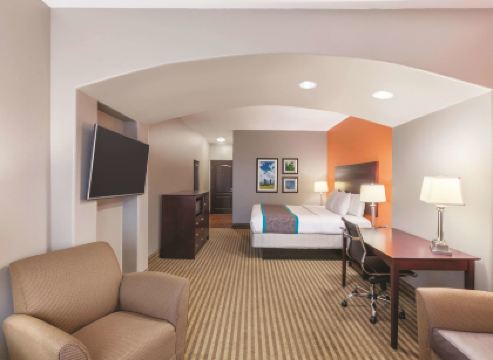 La Quinta Inn & Suites by Wyndham Houston Bush Intl Airpt E