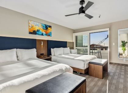 456 Embarcadero Inn & Suites