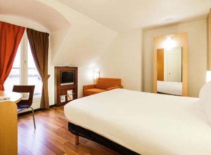 ibis Versailles Château.