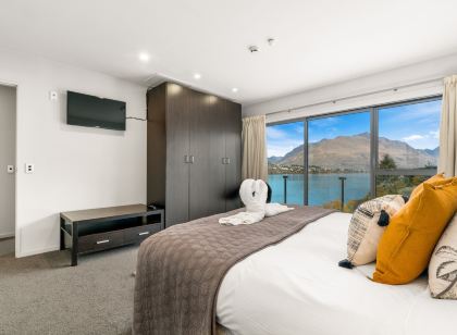 Lakefront Penthouse Apartment with 270-Degree View
