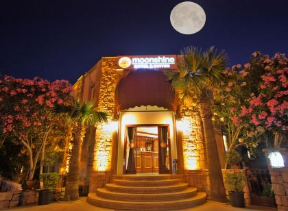 Moonshine Hotel & Suites