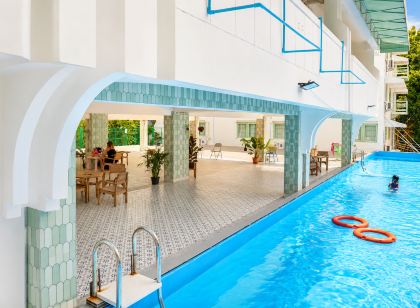 Monday Capsule Hostel and Thai Traditional Bath Bangkok