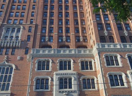 더블트리 바이 힐튼 - 더 튜더 암스 호텔