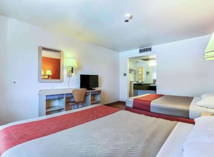 Super 8 by Wyndham Livermore