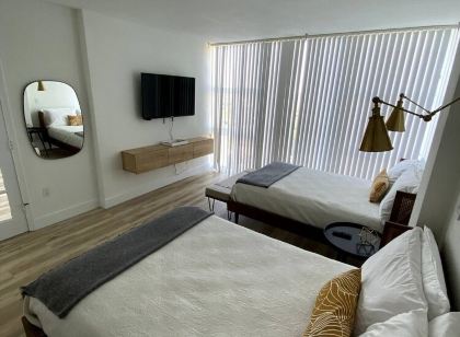 Renovated Oceanfront Condo at Ocean Manor:Private Beach,Tiki Bar,Fort Lauderdale