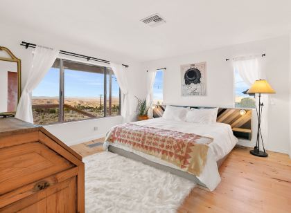 High View Haven - Hot Tub, Fire Pit & BBQ in Joshua Tree! 4 Bedroom Home by RedAwning
