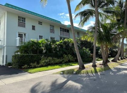 Key Biscayne 2 bedrooms sleeps 4 walk 2 beach shops