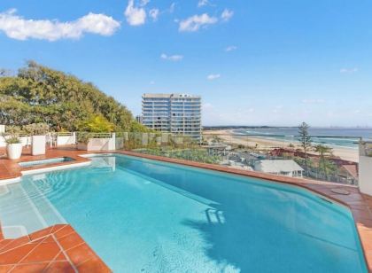 Stunning 2BR Penthouse with Kirra Beach Views