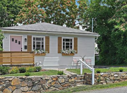 Retreat in Historic Downtown Leesburg - Walkable to Everything!