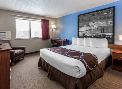 Super 8 by Wyndham Dubuque