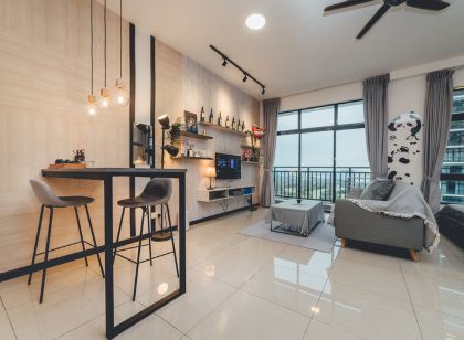 Molek Little Joy Studio 4Pax Bathtub with Balcony