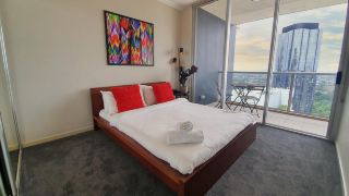 2br-stunning-views-cbd-pool-gym-netflix