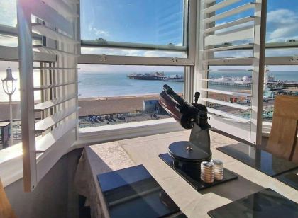 2 Bed Apt - Sea Views Seafront Location & Parking