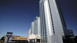 the-oakes-hotel-overlooking-the-falls