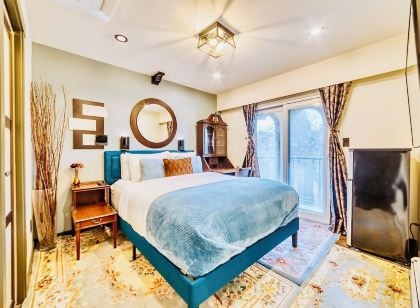 Neocolonial Nouveau Kensington Vacation Home