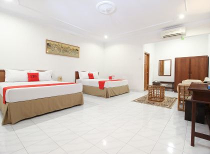 RedDoorz Plus Near Alun Alun Selatan 2