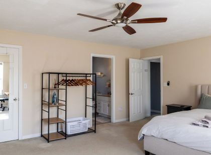 Relaxing Getaway: Entire 3-BR Home w/ Fireplace