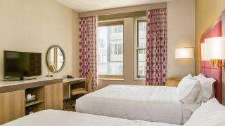 hampton-inn-majestic-chicago-theatre-district