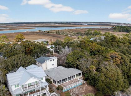 Family Tides by Avantstay 1 Block to the Beach + Game Room + Large Deck Near Center Street