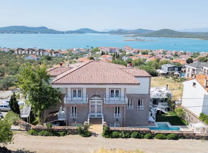 Cunda Pur Beyaz Hotel