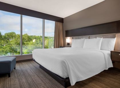Best Western Plus Chocolate Lake Hotel