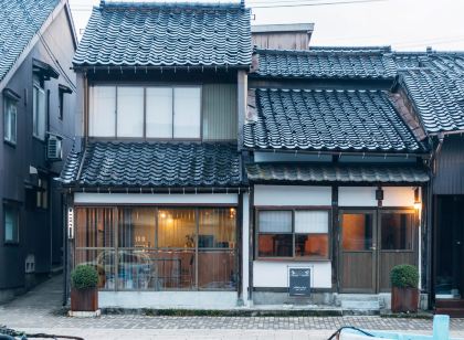 水辺の民家ホテル カモメとウミネコ