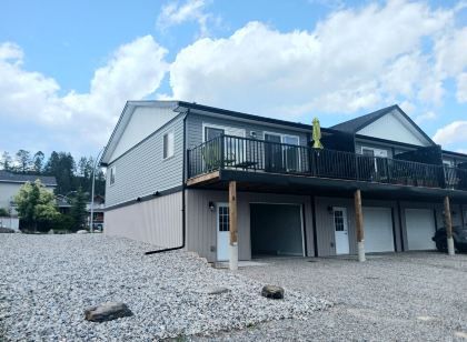 Mountain Views | Air Con | Garage | Large Deck | Nearby Trails | Parking