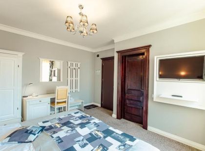 4Cardinal's Hotel Boutique