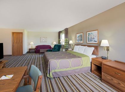 Super 8 by Wyndham Charles City