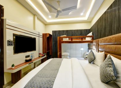 New Frontier - 2 Mins from Old Delhi Railway Station & Chandni Chowk