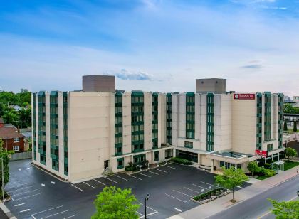 Ramada by Wyndham Niagara Falls/Fallsview