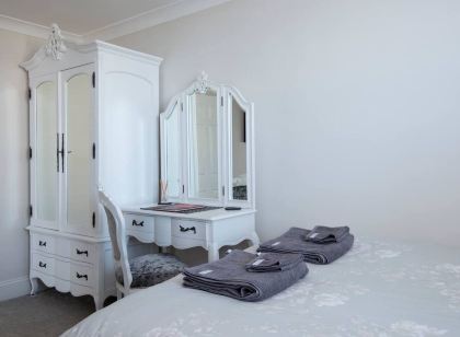 2 Bed Apt - Sea Views Seafront Location & Parking
