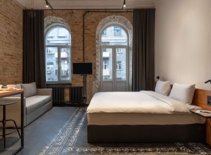 Globe Runner Hotel & Hostel