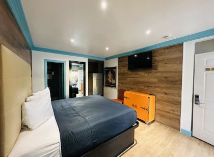 Casa Blanca Inn & Suites