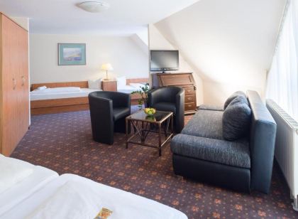 Maximilian Hotel & Apartments Weil am Rhein / Basel