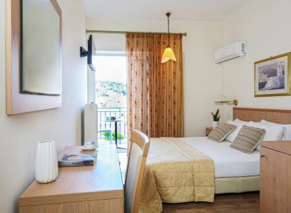 Saronis Hotel