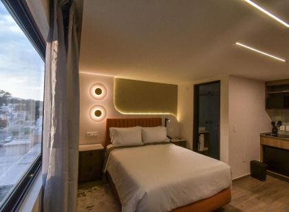 Expo Satelite 2750 Hotel & Suites