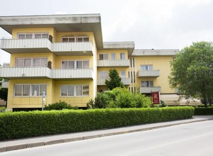 Regal Hotel & Apartments