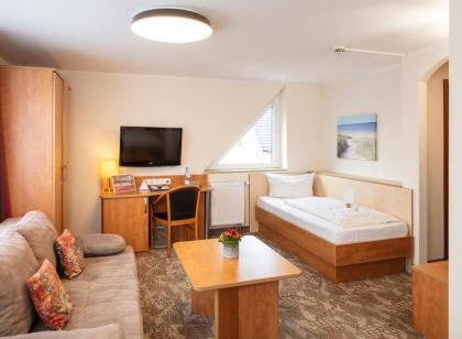 Maximilian Hotel & Apartments Weil am Rhein / Basel